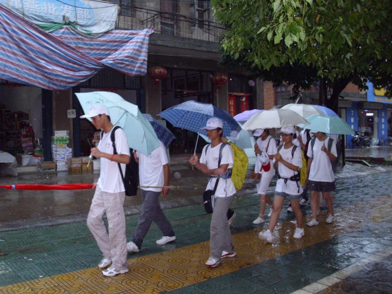 冒雨前行.JPG