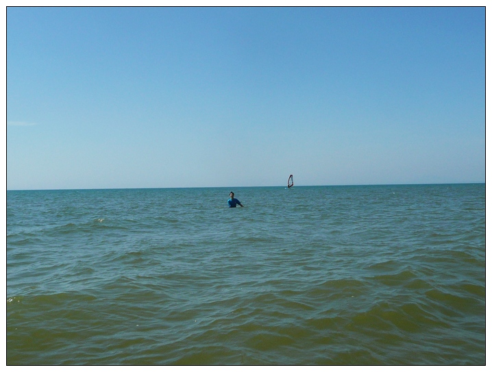 P1040473_远处在海中.jpg